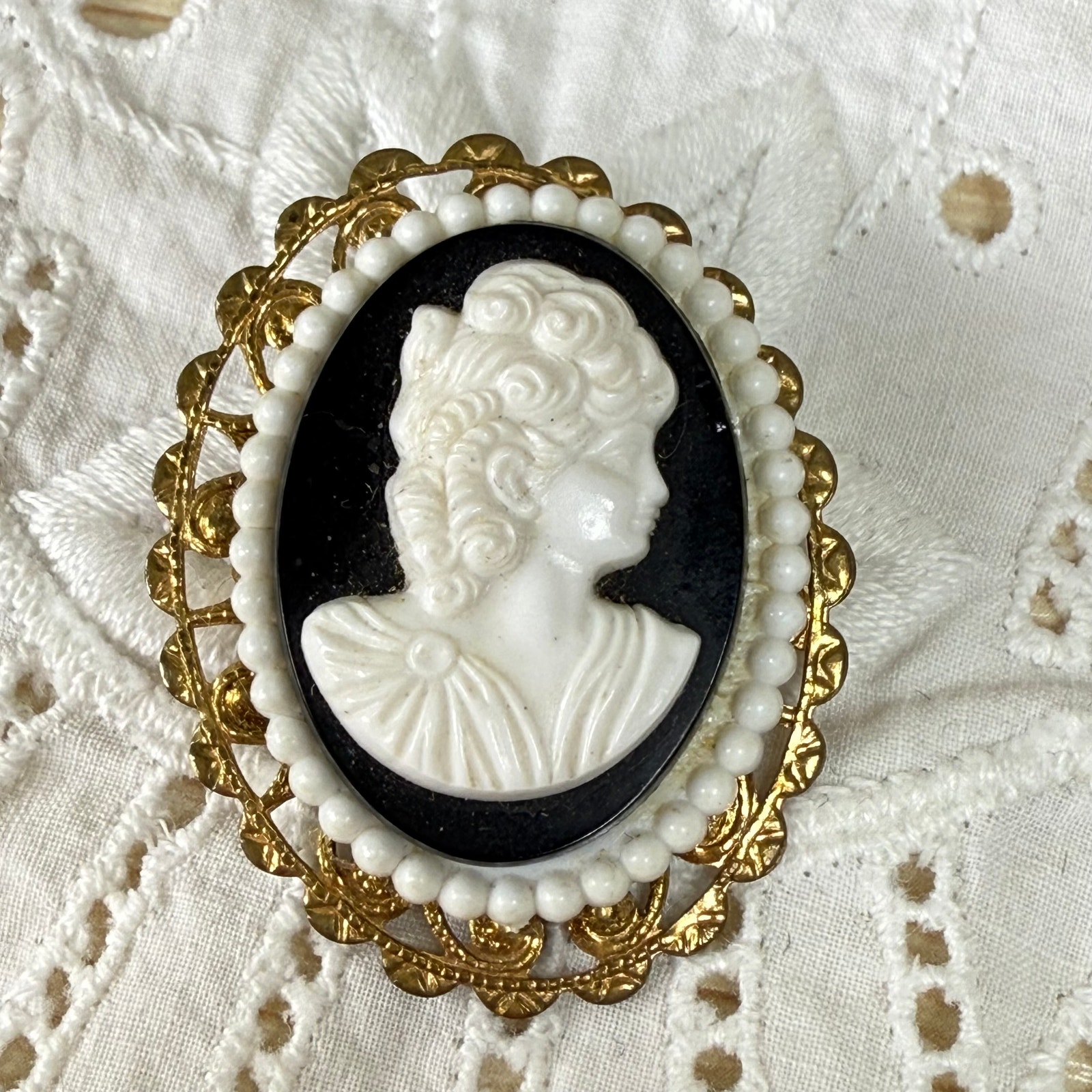 Vintage Gold Tone Oval Black White Cameo Brooch Victorian Romantic Coquette